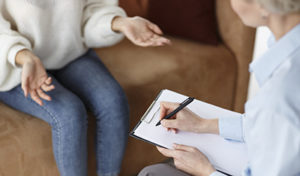 a counselor talks to a patient at a percocet addiction treatment program