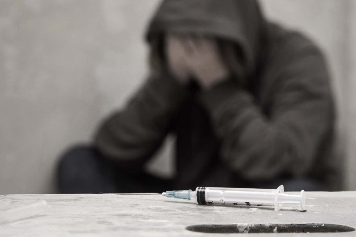 man showing heroin overdose symptoms